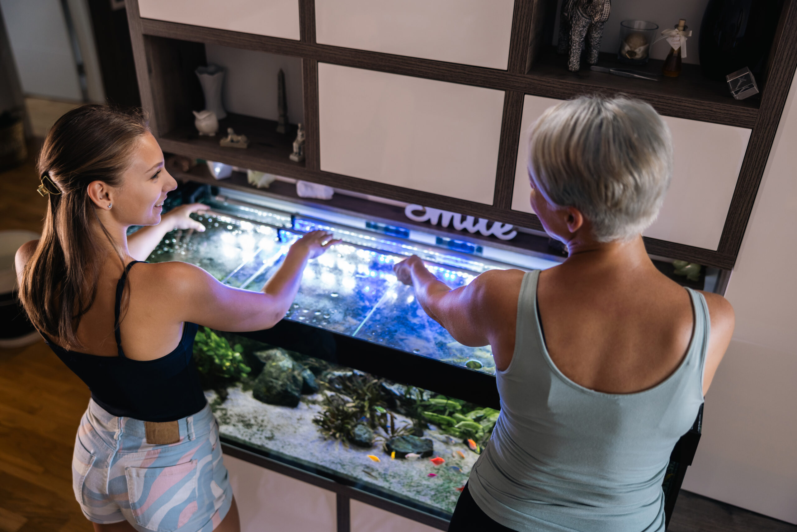 Mutter und Tochter freuen sich über ihr neues Aquarium